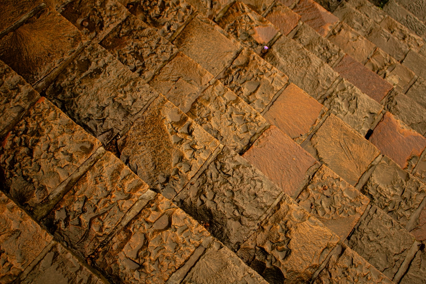 Каменные ступени и площадка у входа